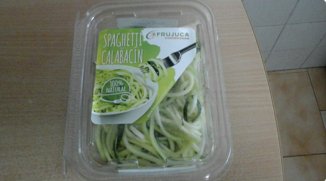 Espaguetis de calabacín con pechuga de pollo en lata.